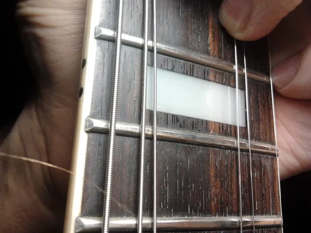 zużyte struny gitara elektryczna vs nowe, rdza na strunach gitary