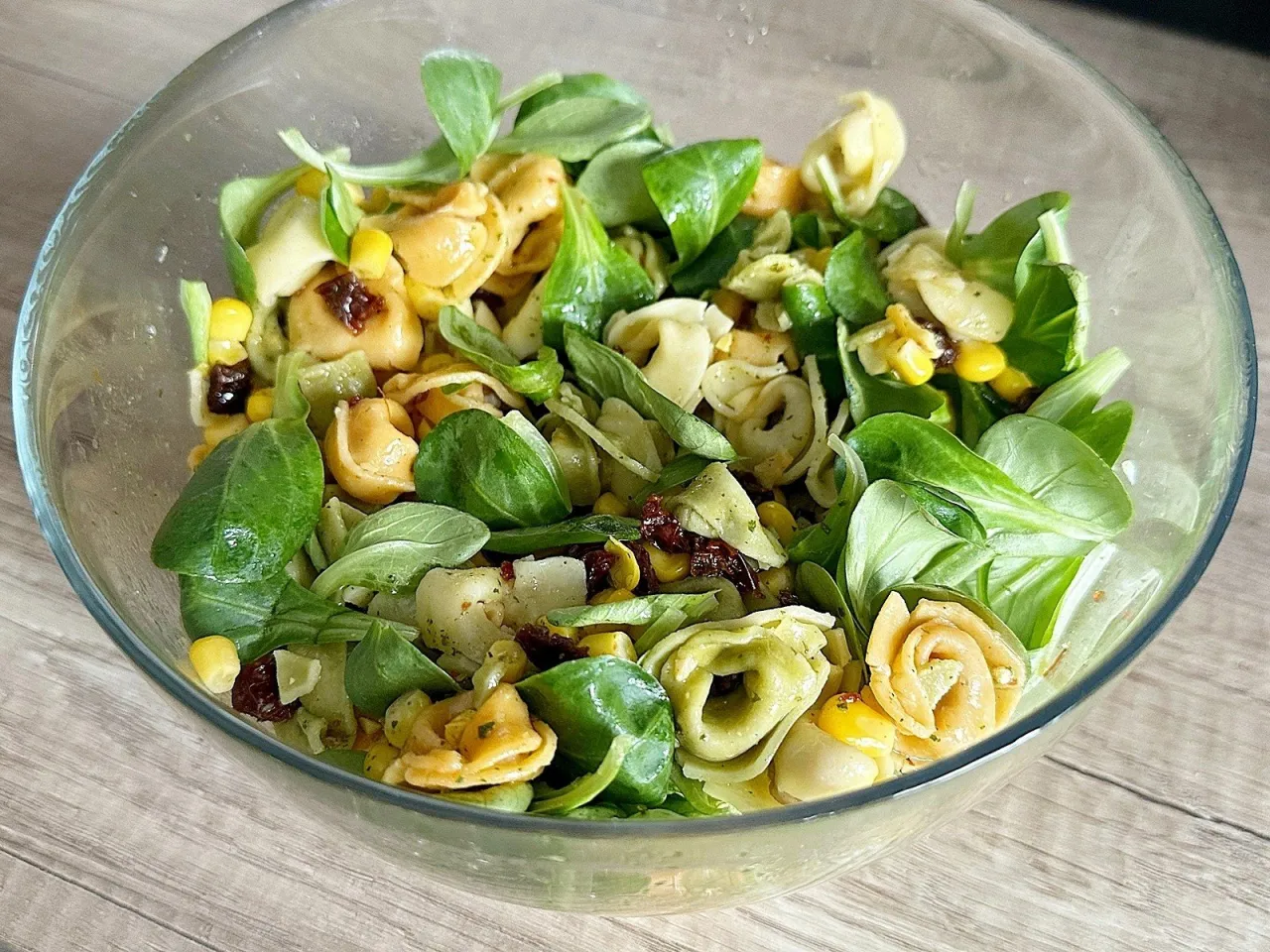 Sałatka z tortellini na imprezę