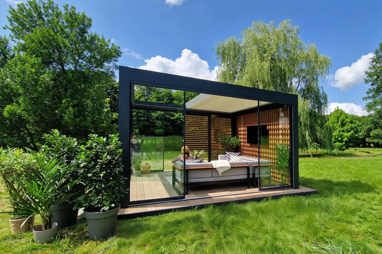 Nowoczesny pawilon ogrodowy z tarasem na trawie, idealny na relaks.