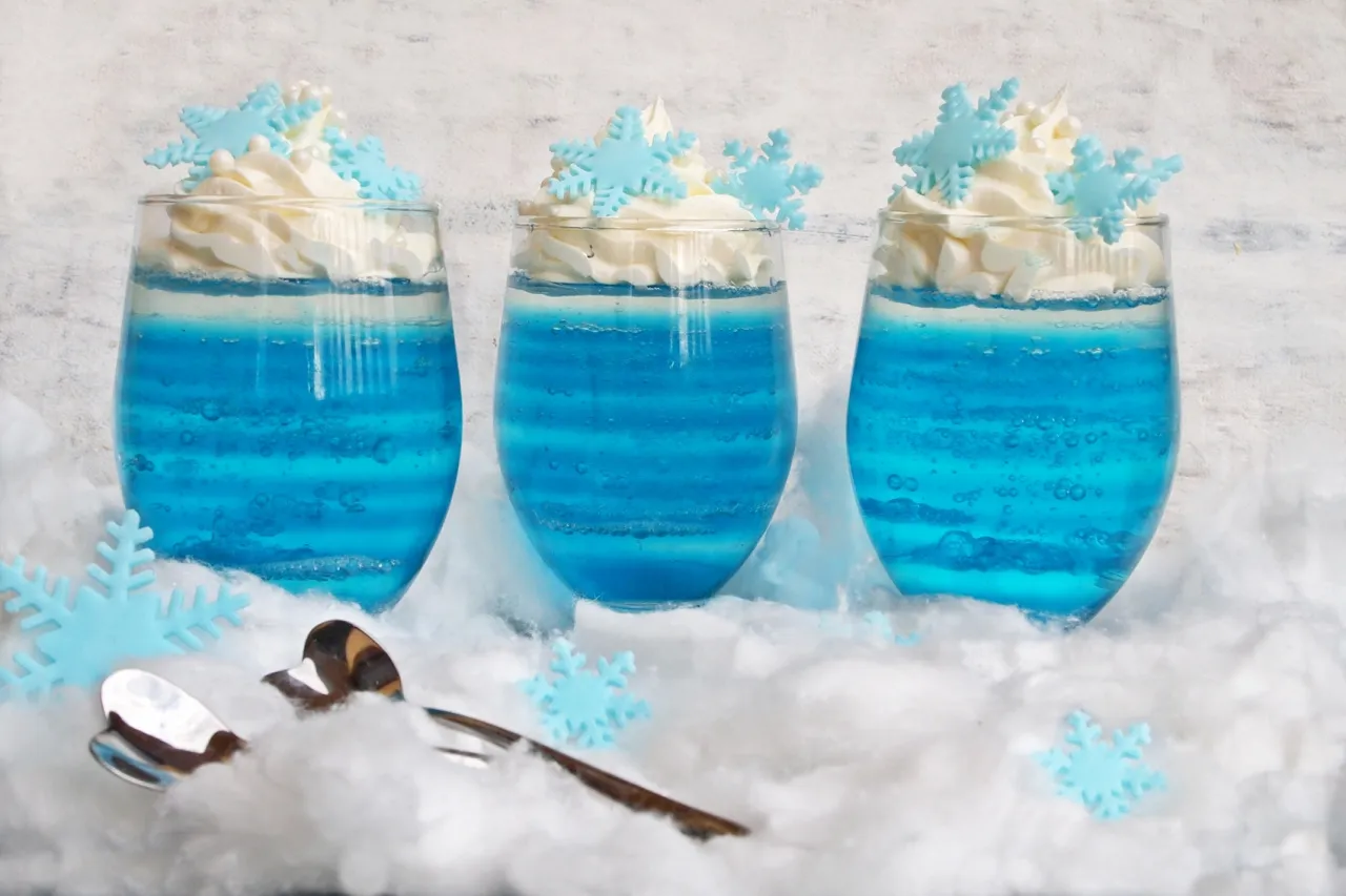wielowarstwowy deser z niebieską galaretką, galaretki w pucharkach