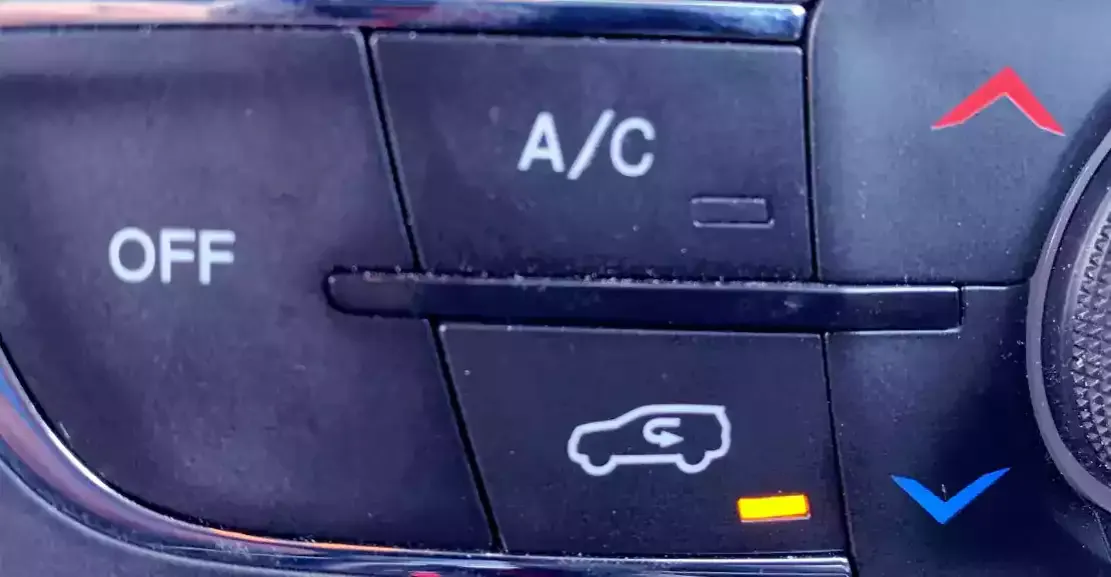 przycisk obiegu zamkniętego w samochodzie