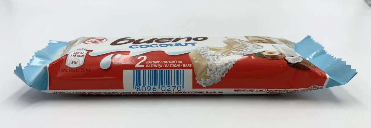Kinder Bueno Coconut na półce sklepowej