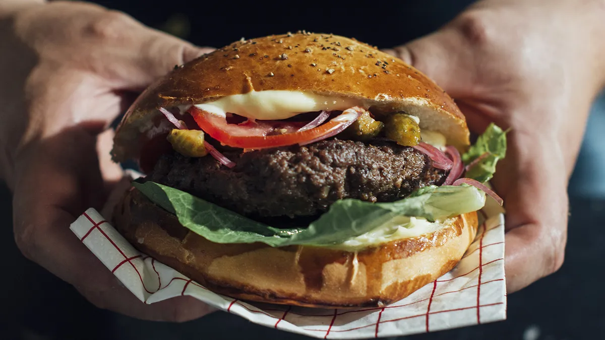 soczysty domowy hamburger w bułce z dodatkami