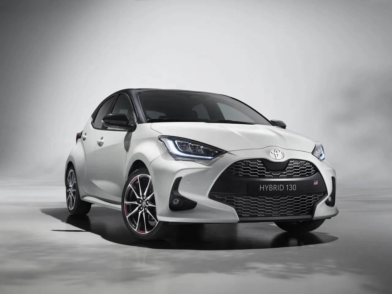 Biała Toyota Yaris GR Sport Hybrid 130 z czarnym dachem. Zastanawiasz się, ile kosztuje Toyota hybryda? Ten model zachwyca designem.