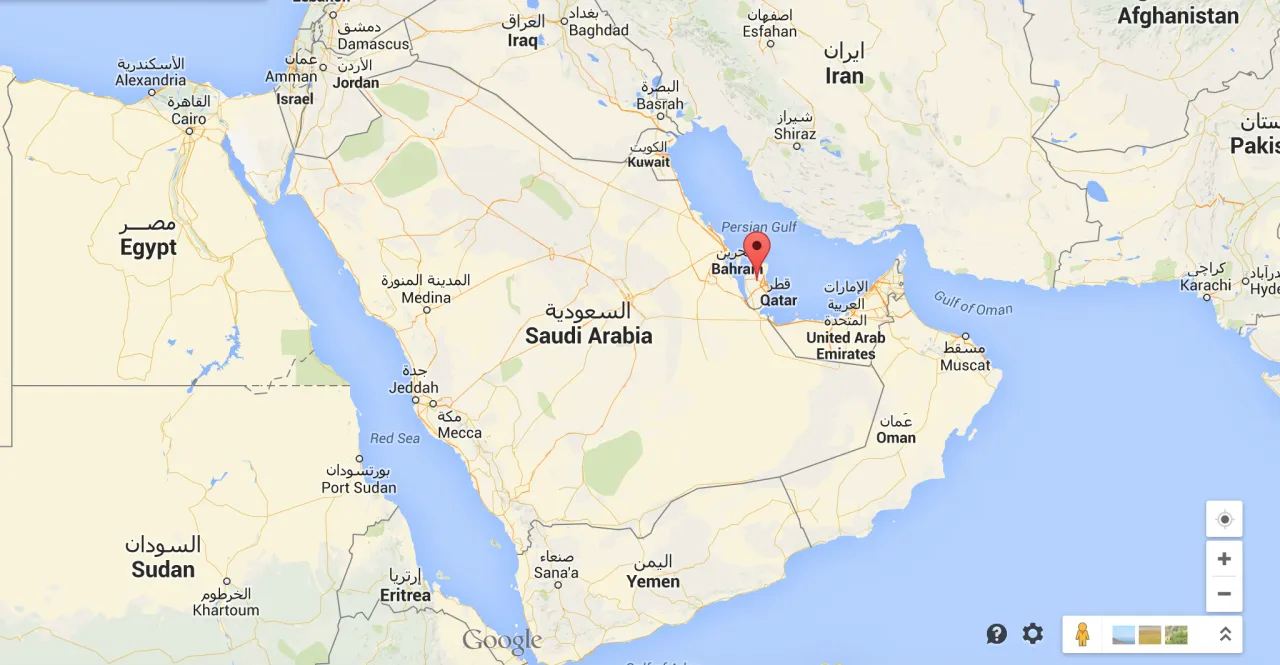 Mapa Bliskiego Wschodu. Czerwony pinezka wskazuje Bahrajn, gdzie leży Katar. Widoczne też Arabia Saudyjska, Iran, Irak, Egipt.