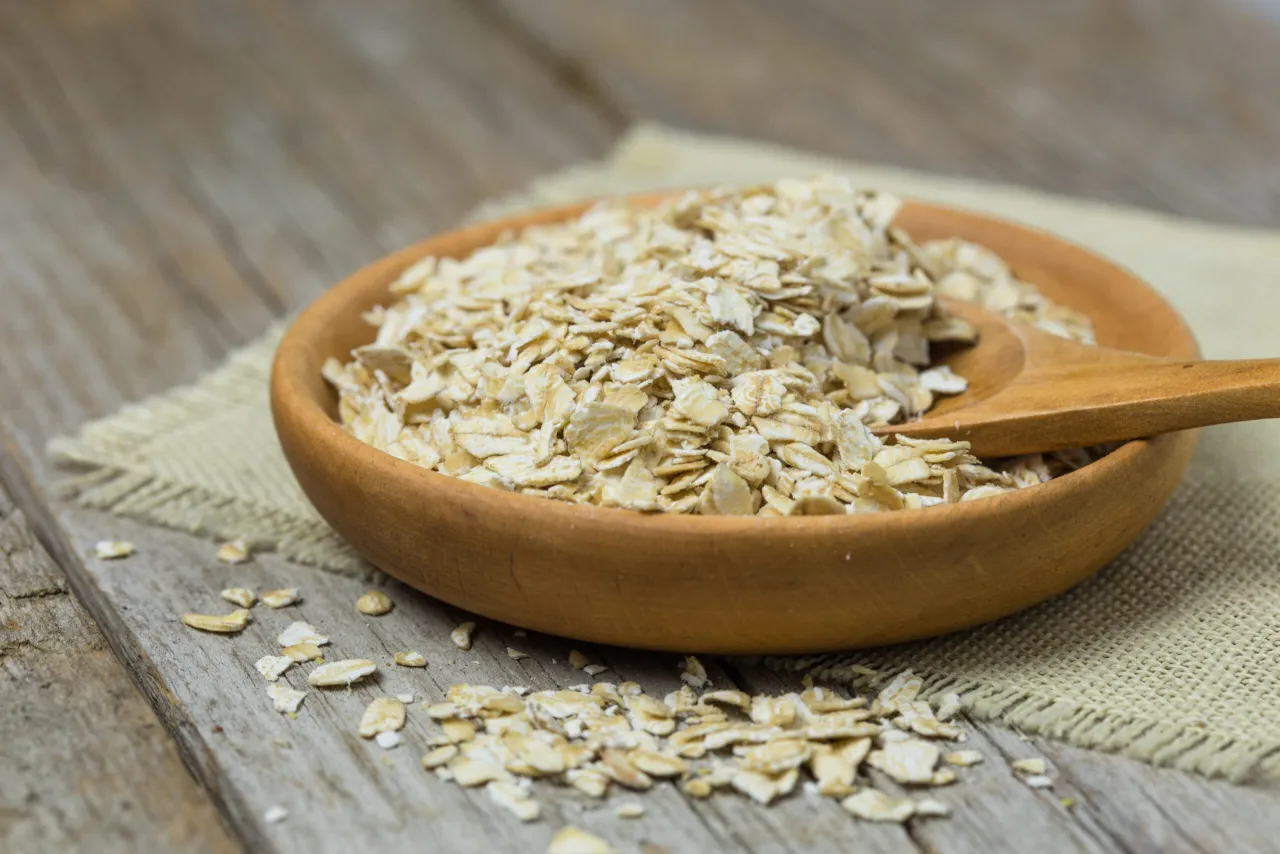 r&oacute;żne rodzaje płatk&oacute;w owsianych, świeże owoce i mleka roślinne do koktajli