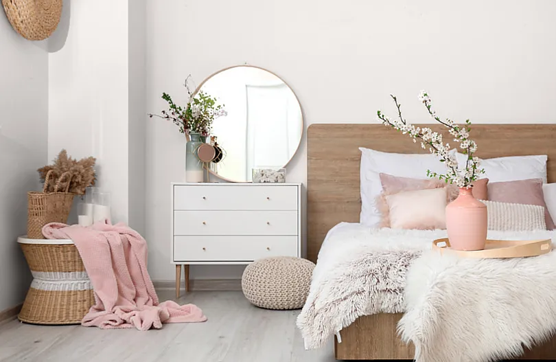 Sypialnia białe meble różne kolory ścian inspiracje