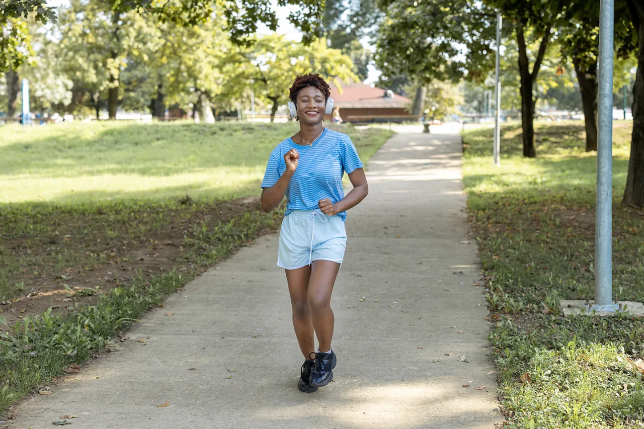 Anfänger Jogger läuft im Park