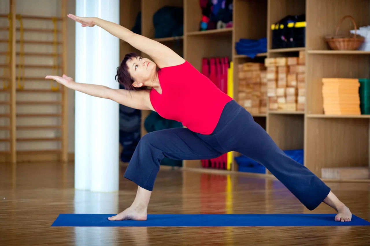 kobieta ćwicząca jogę w domu