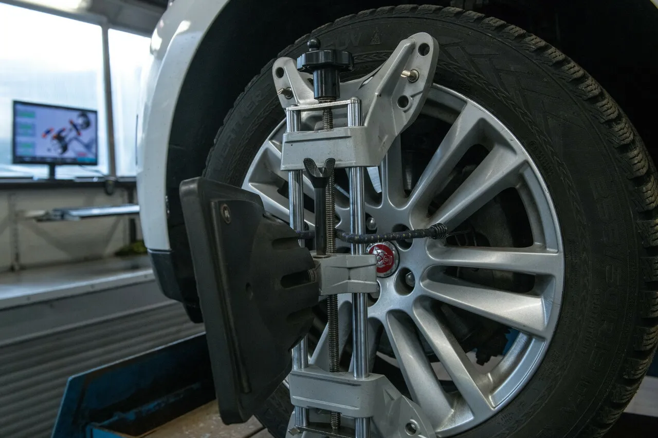 Urządzenie do geometrii kół przy feldze. Po wymianie amortyzatorów trzeba robić zbieżność, by zapewnić prawidłowe ustawienie kół.