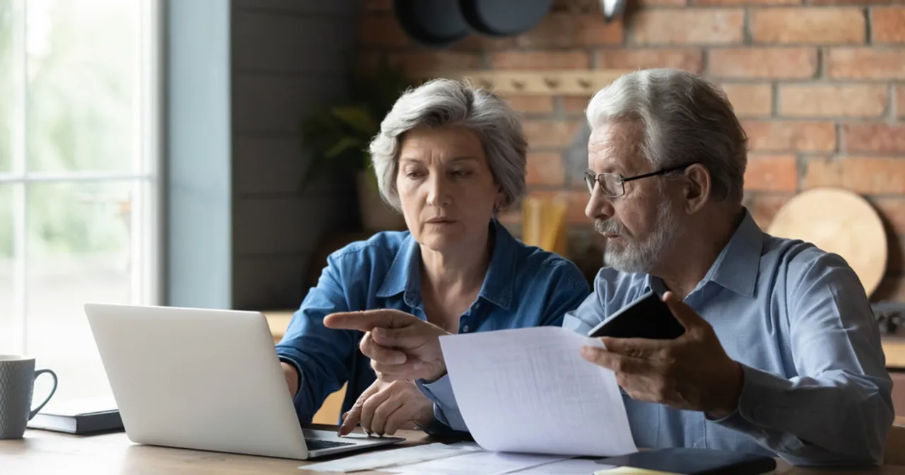 doświadczony pracownik senior w biurze