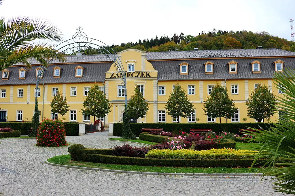 Sanatorium Zameczek Kudowa Zdr&oacute;j budynek park zdrojowy