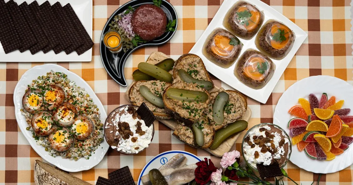 stół imprezowy PRL zakąski