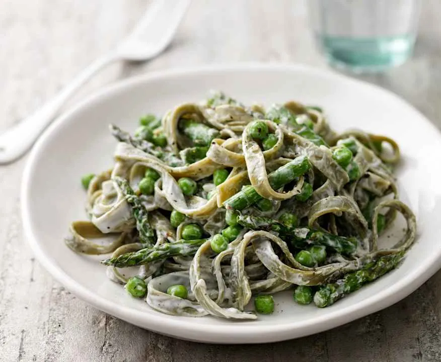 wiosenne tagliatelle ze szparagami i groszkiem