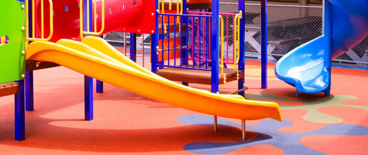 Dzieci bawiące się na placu zabaw program Aktywne Place Zabaw 2026