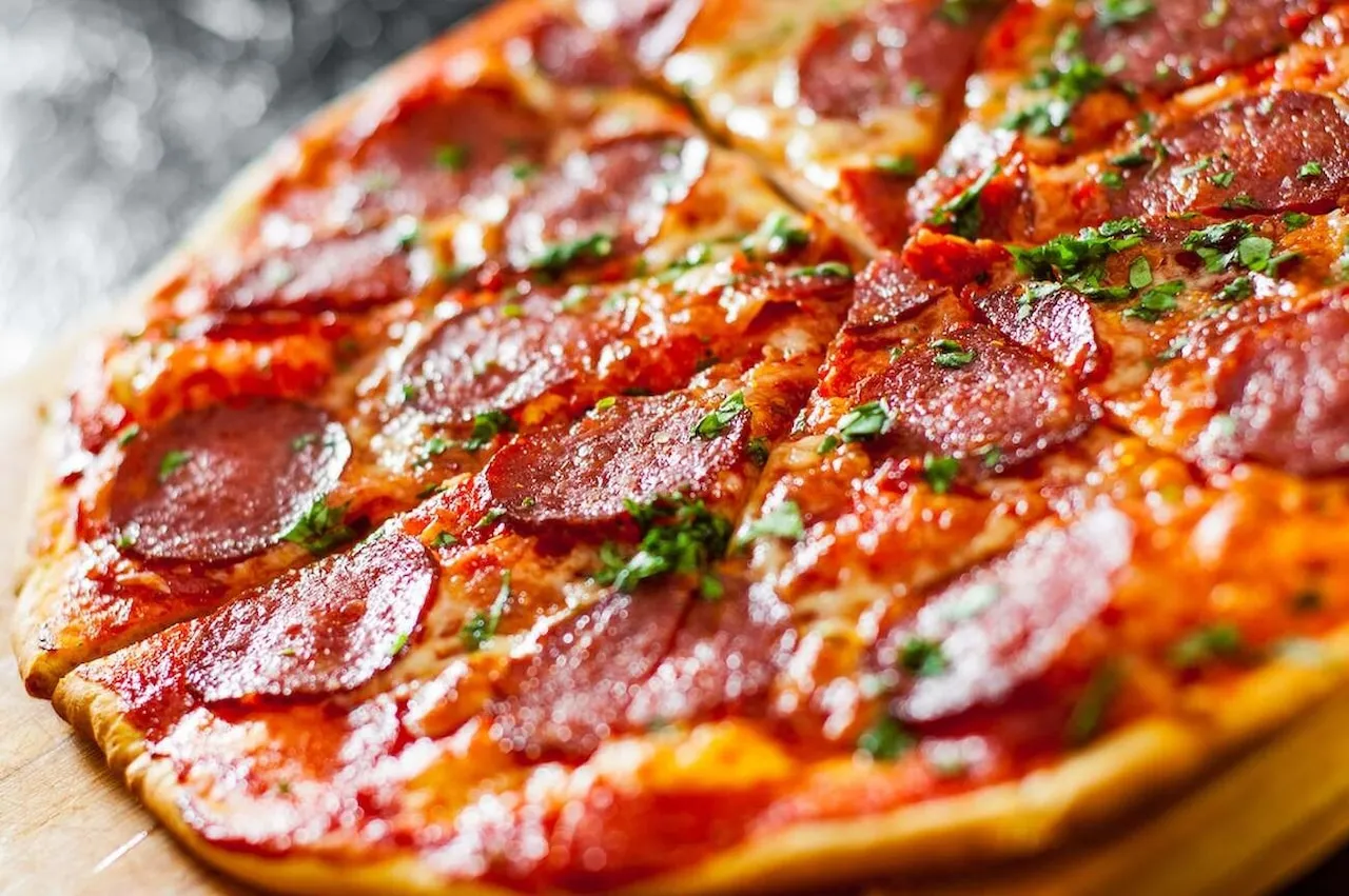 Pyszna pizza pepperoni z serem i ziołami. Idealna, gdy zastanawiasz się, jak zrobić pizzę bez drożdży.