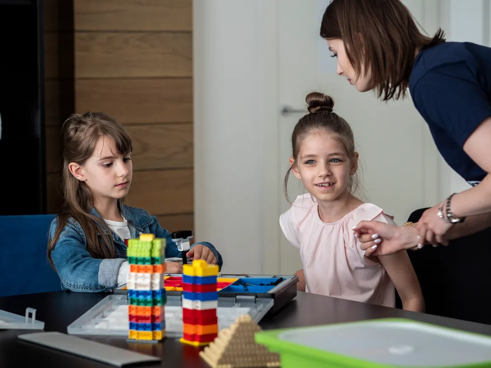 rodzic rozmawiający z instruktorem robotyki
