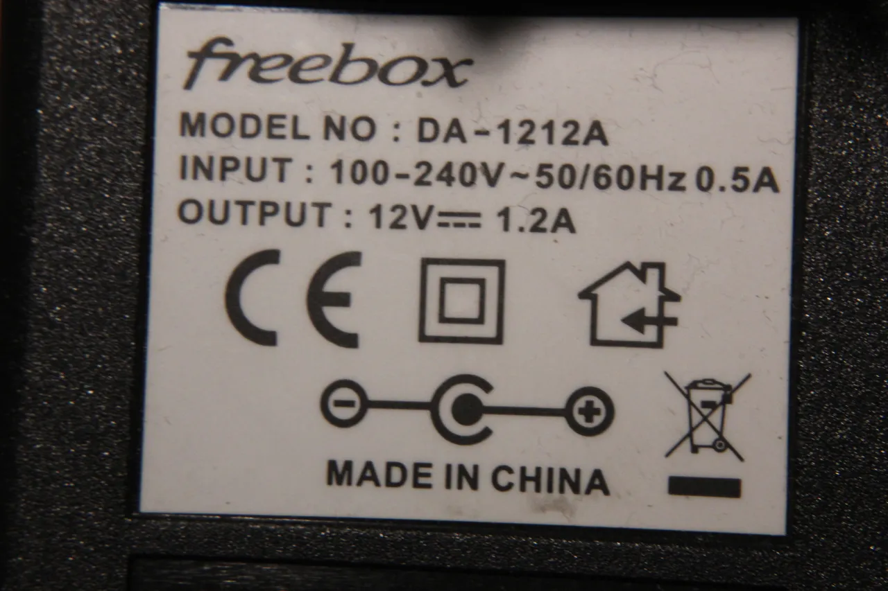 Oznaczenia na zasilaczu i gnieździe DC IN