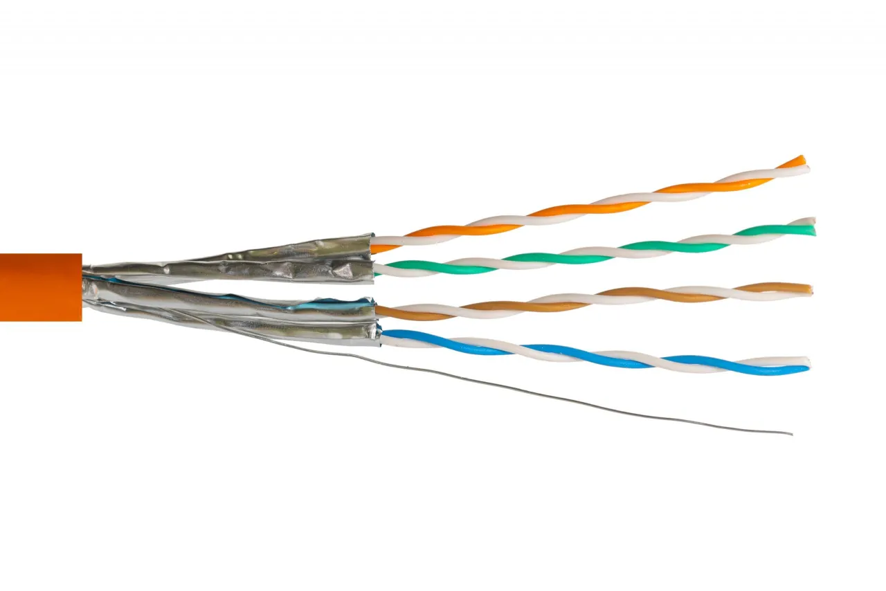 Rozplecione kable teleinformatyczne: pomarańczowo-białe, zielono-białe, brązowo-białe i niebiesko-białe, z odsłoniętym ekranem i żyłą uziemiającą.