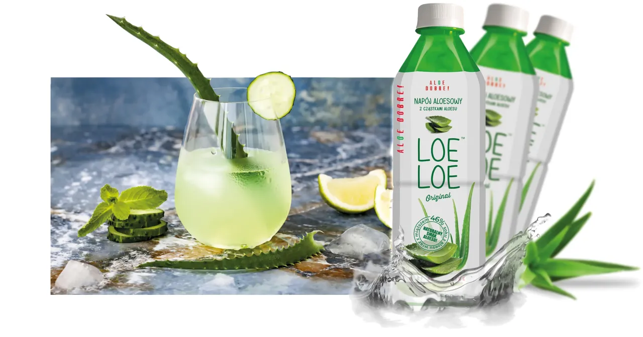 r&oacute;żne butelki soku aloesowego i napoju aloesowego na p&oacute;łce sklepowej