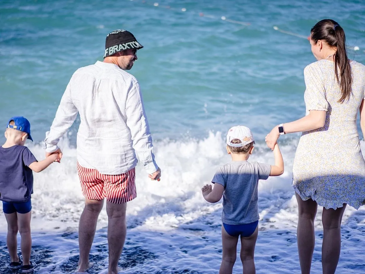 rodzina planująca wyjazd zniżki