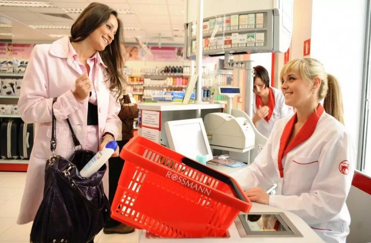 kobieta z kosmetykami w koszyku Rossmann