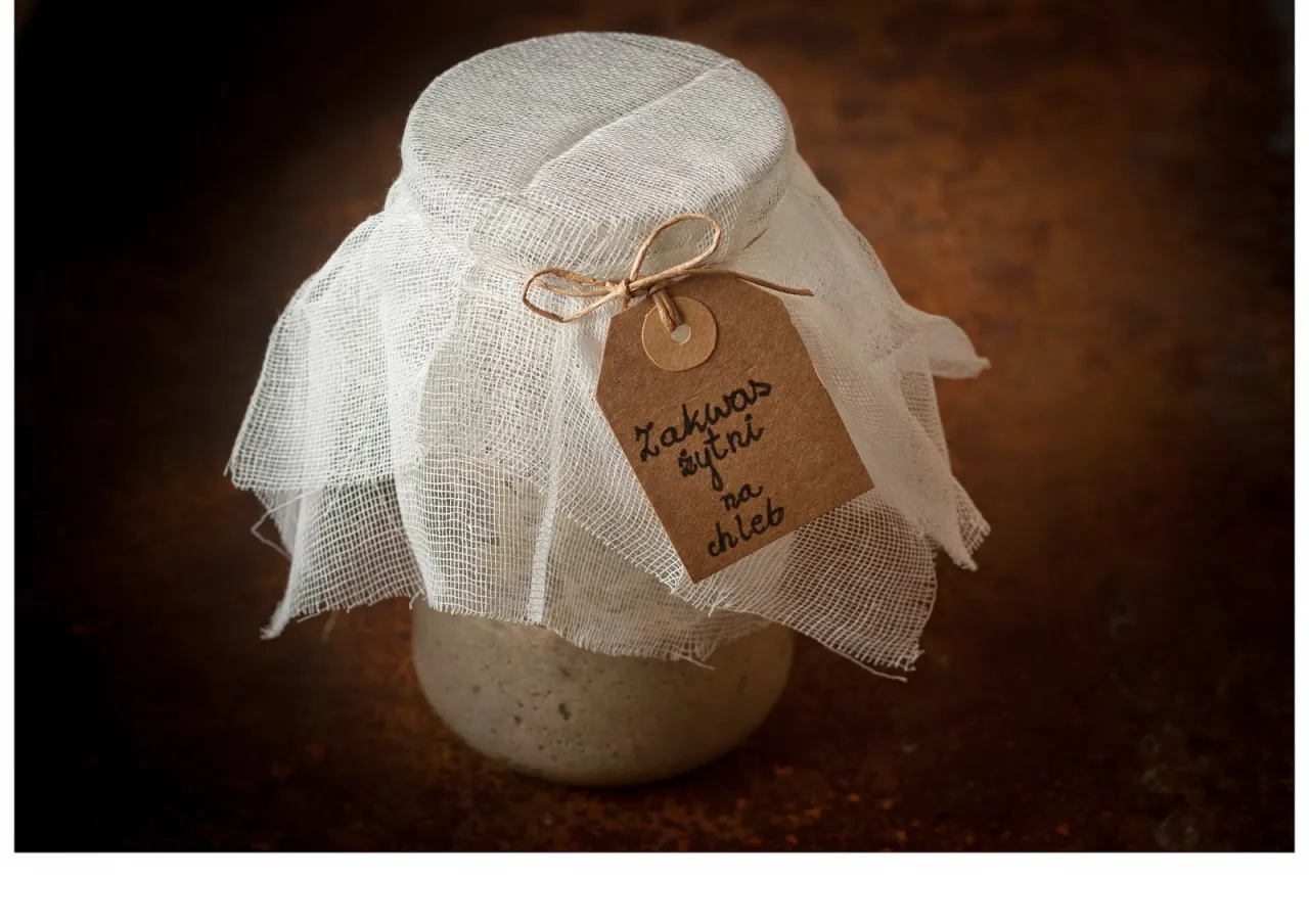 dokarmianie zakwasu chlebowego krok po kroku