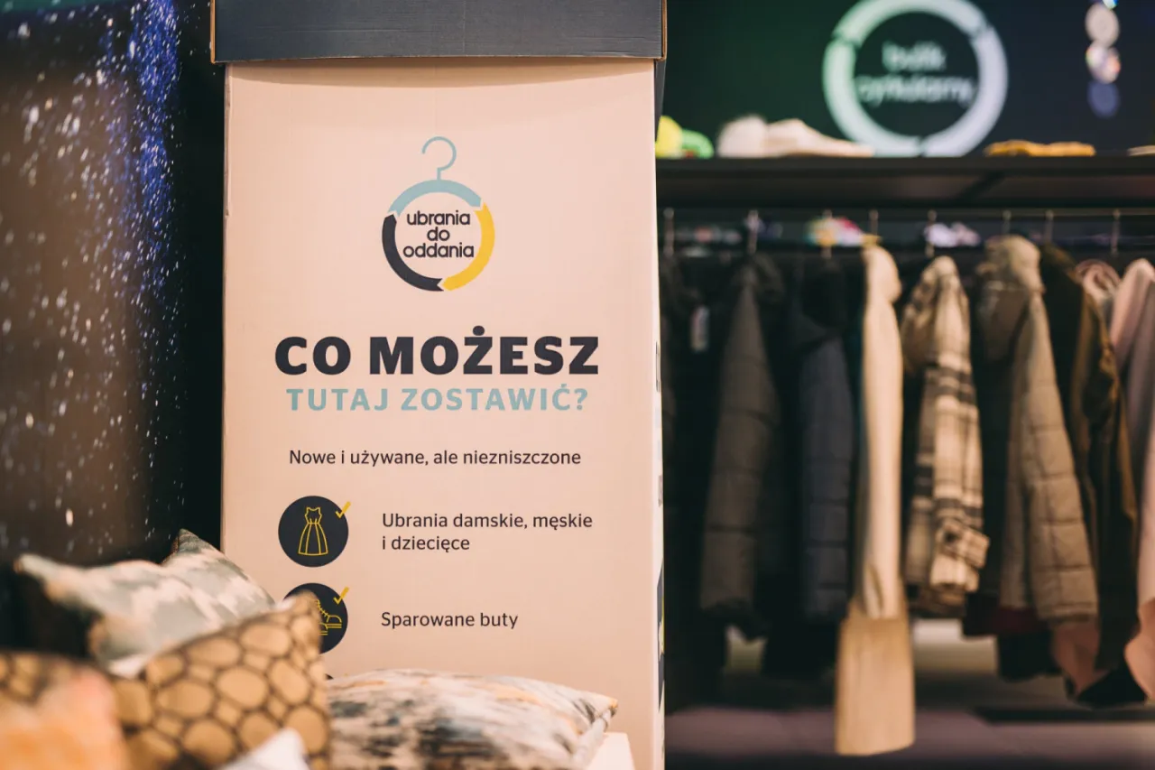 Wolontariusze segregujący ubrania Szczecin