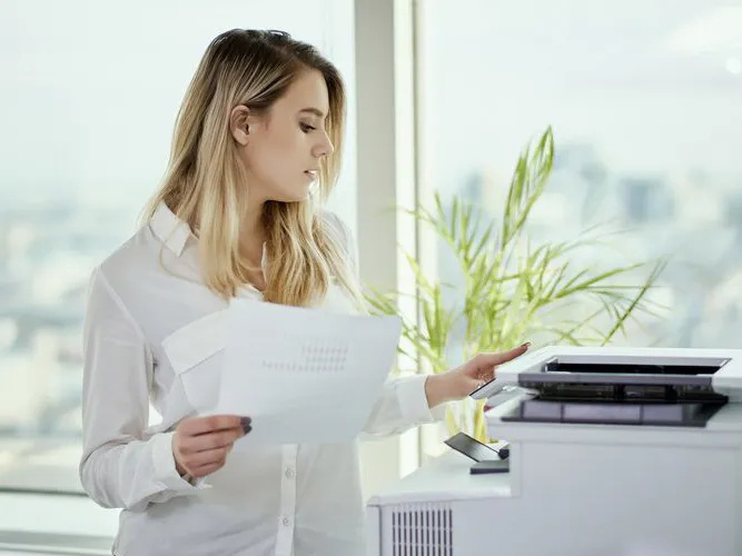 Osoba drukująca dokumenty regularnie