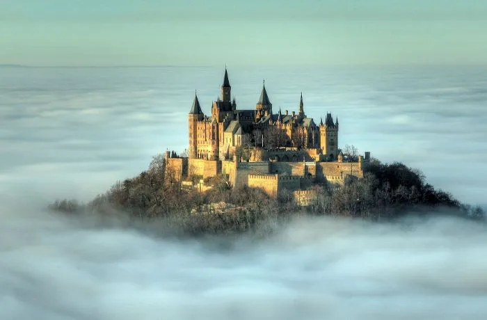 Schloss Hohenzollern im Nebel über den Wolken