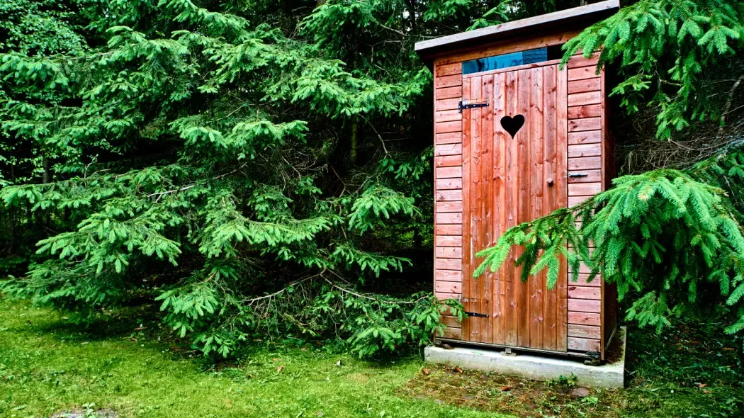 Toaleta murowana z szambem na działce