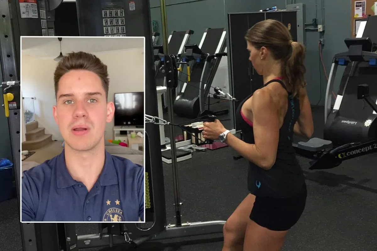 Osoba pokonująca lęk przed siłownią, uśmiechnięta na siłowni