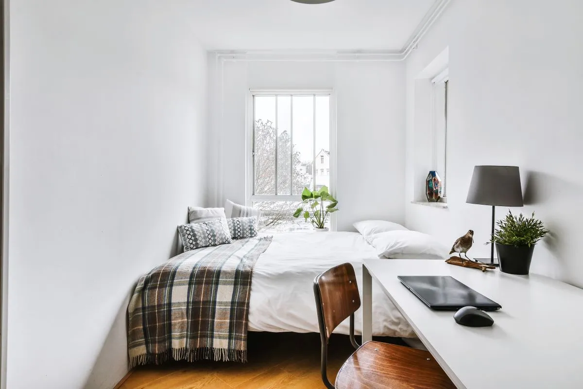 pomysły na małą sypialnię ustawienie ł&oacute;żka