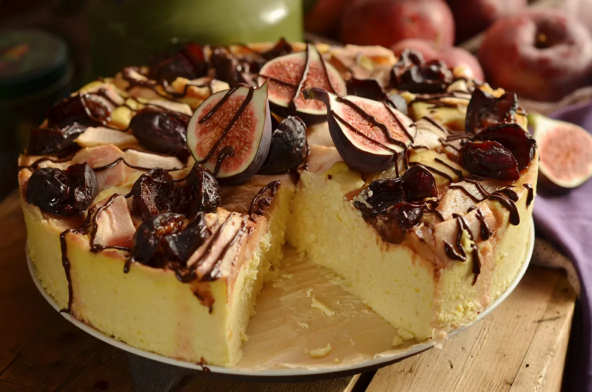 Puszysty sernik na talerzu z owocami