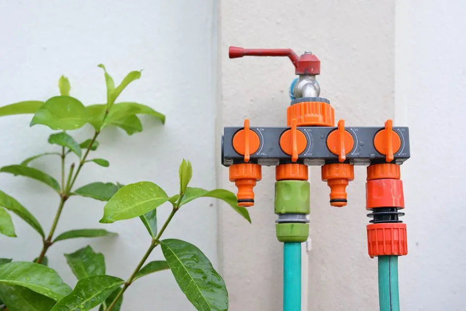 podłączenie kranu ogrodowego do wody, zawór odcinający kran ogrodowy