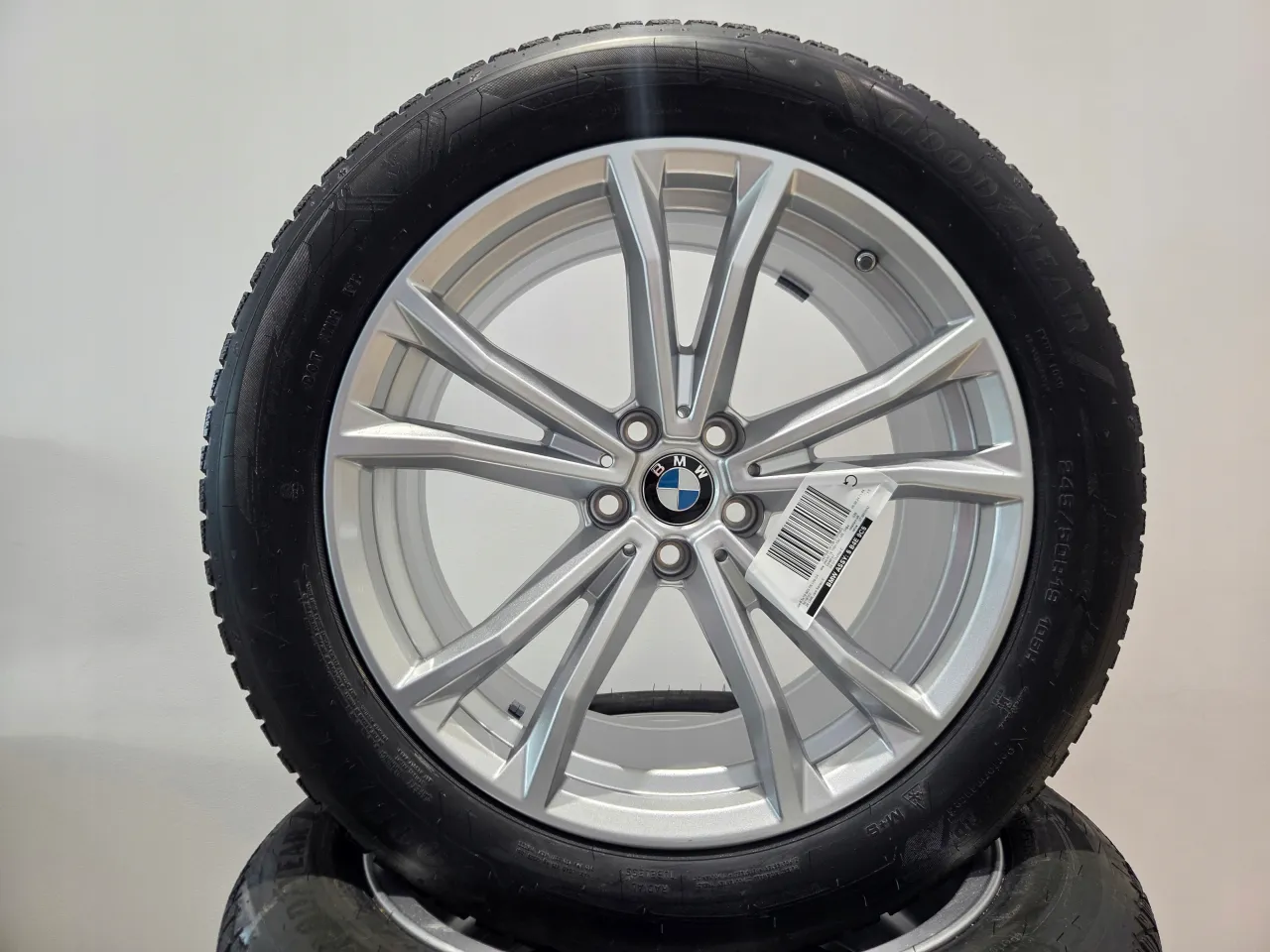 Felgi i opony zimowe Goodyear 245/50R19 105H XL, idealne jako jakie opony do BMW X3 xDrive.