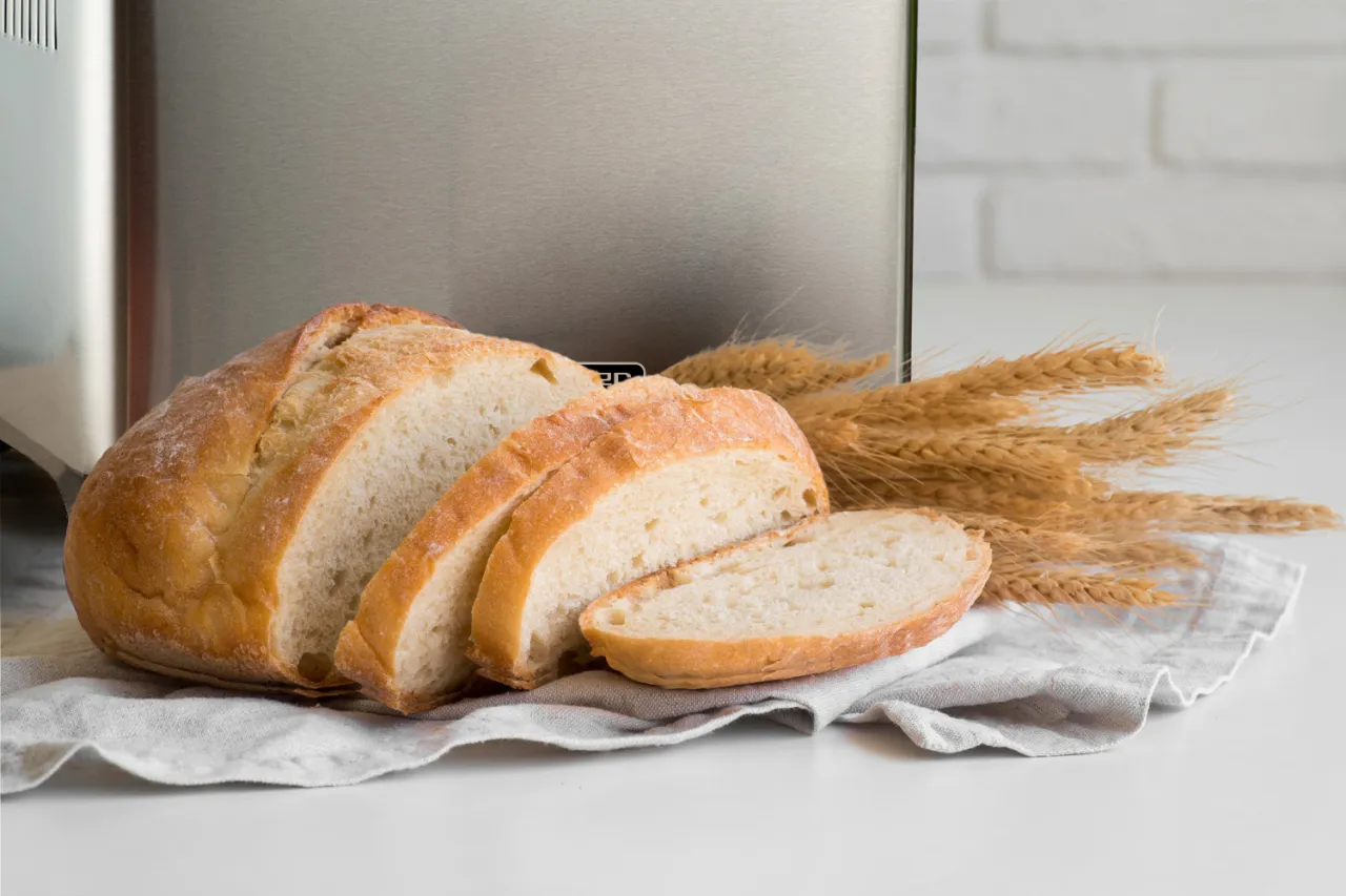 Świeżo upieczony chleb z maszyny, idealny na zdrowy posiłek. Oto przepis na domowy chleb z maszyny.