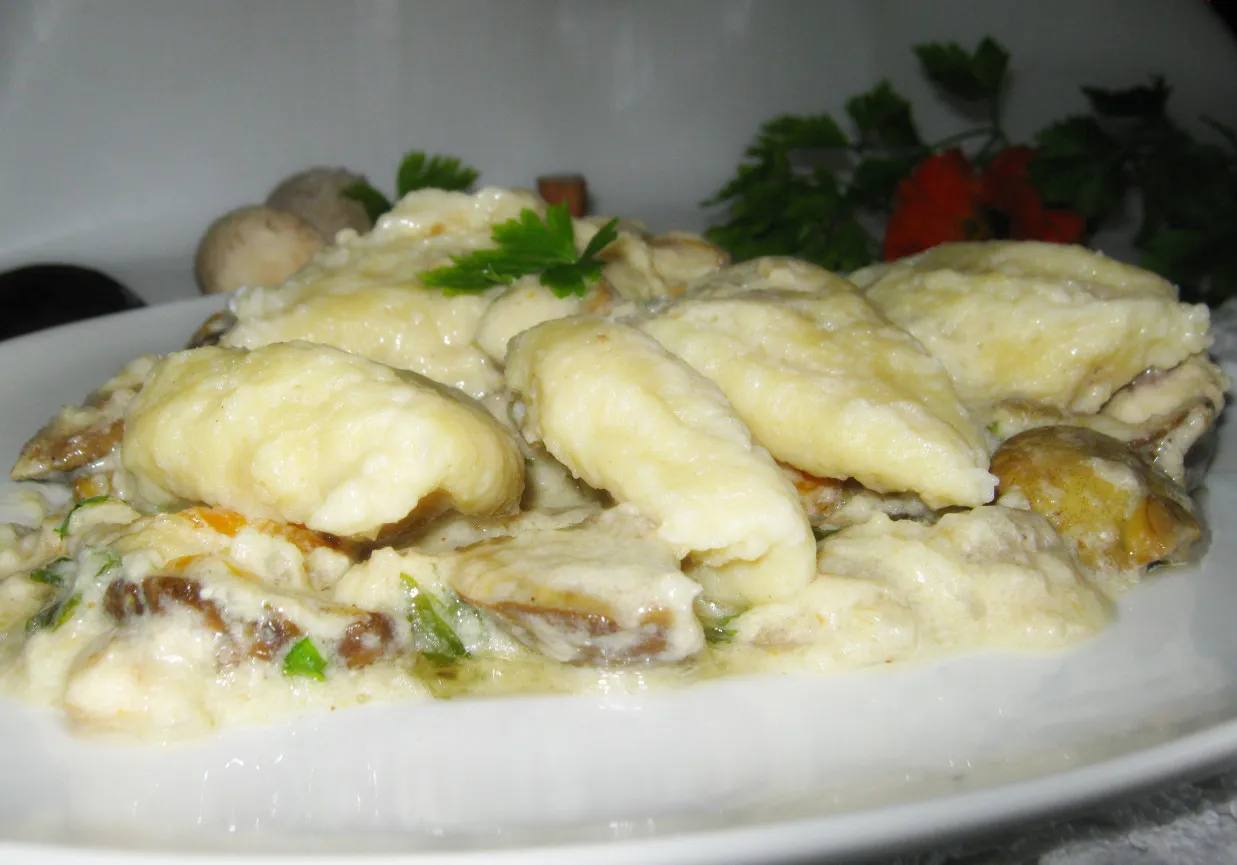 kluski kładzione z sosem grzybowym