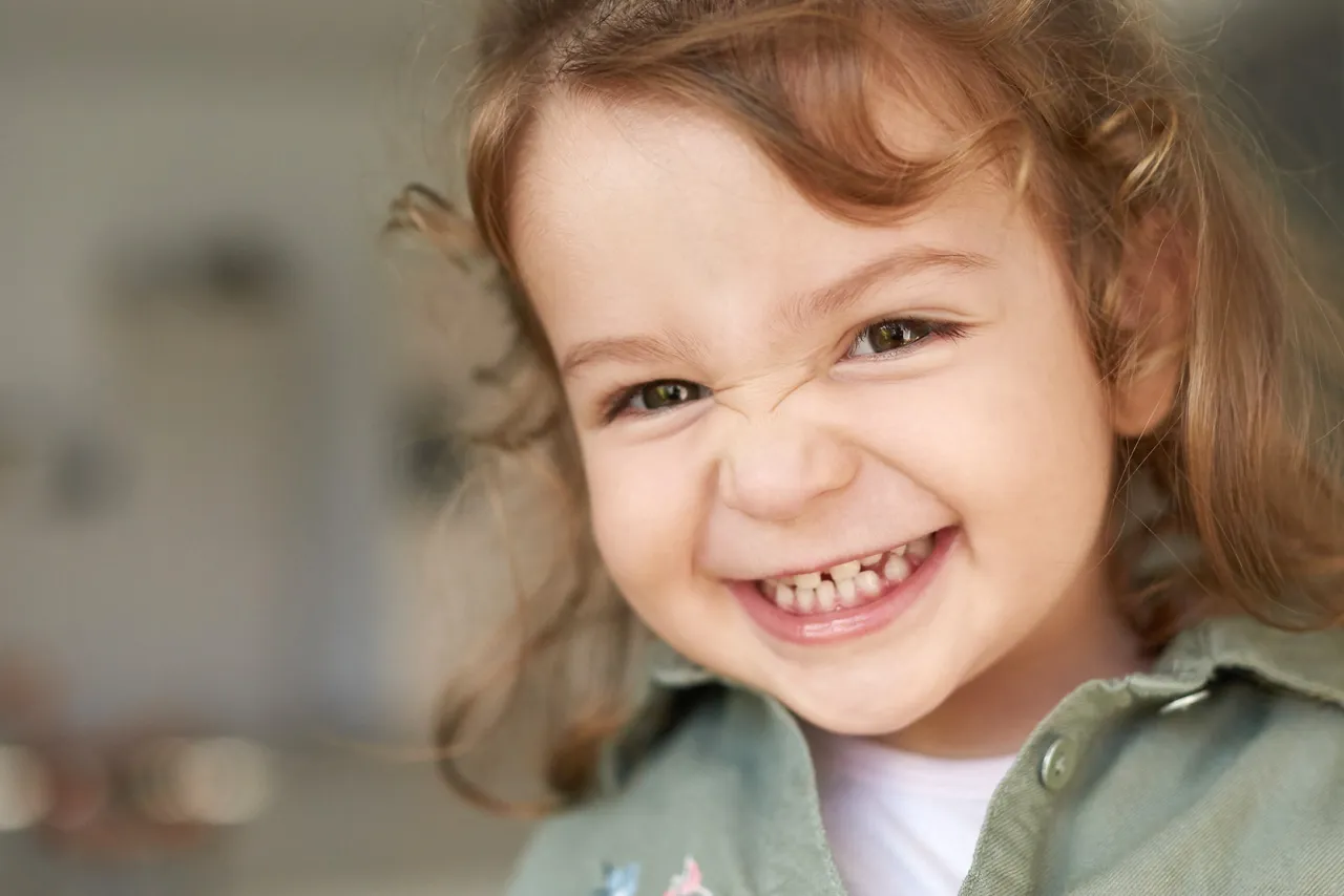 dziecko z wadą zgryzu, stłoczone zęby, przodozgryz, tyłozgryz