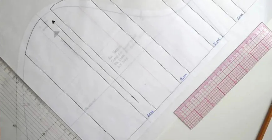 odrysowywanie wykroju od bluzki