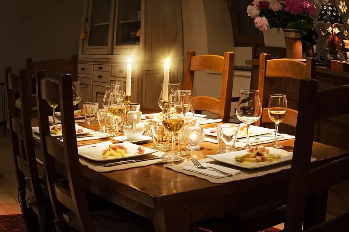 elegancko nakryty st&oacute;ł w restauracji wieczorem