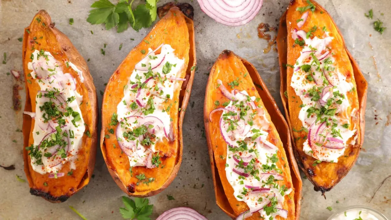 patate douce enti&egrave;re et coup&eacute;e