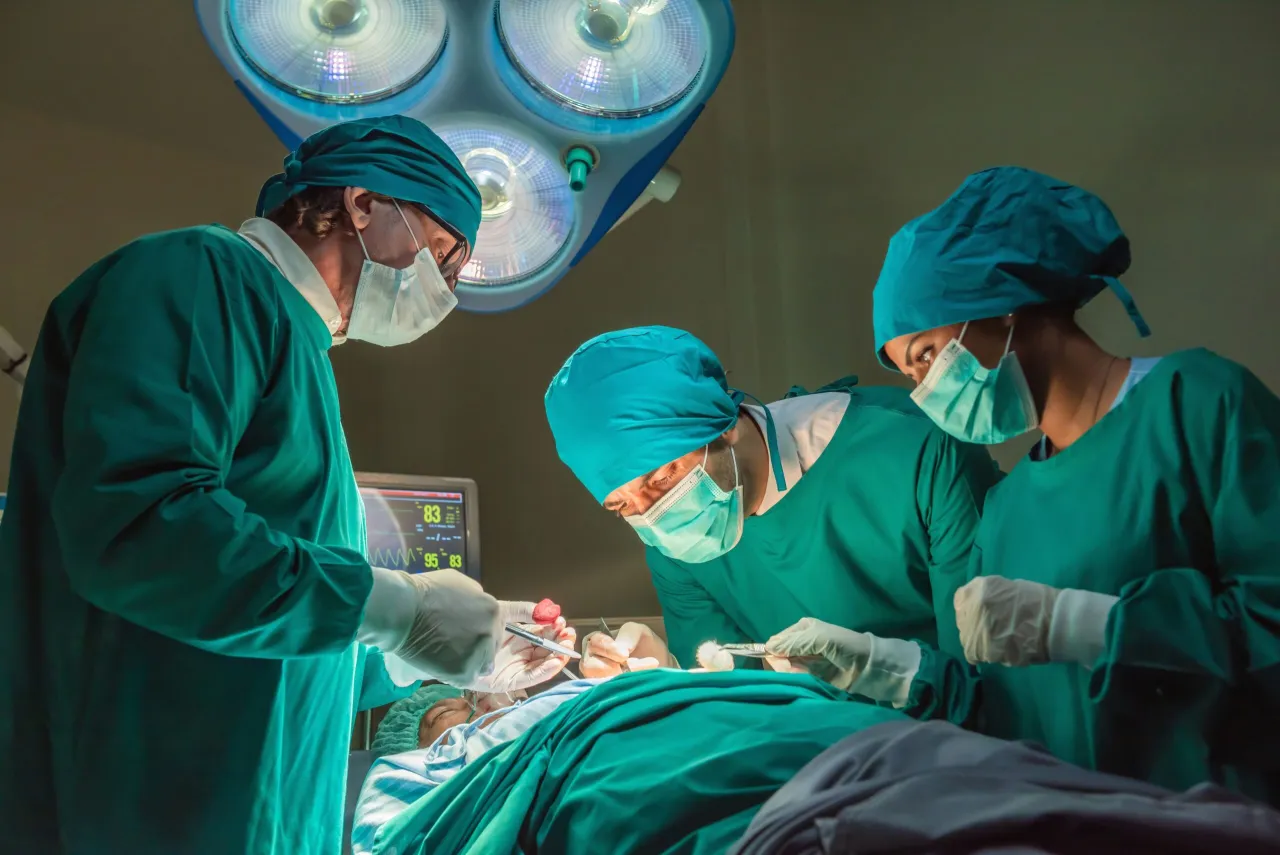 chirurg plastyczny vs chirurg ogólny zarobki