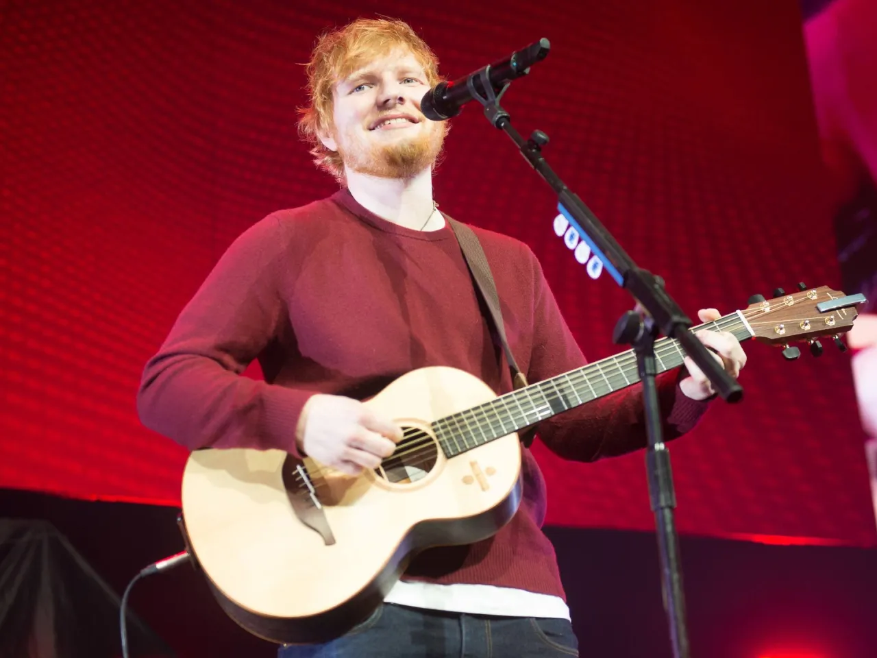 Ed Sheeran gra na gitarze w Warszawie. Tysiące ludzi na koncercie.