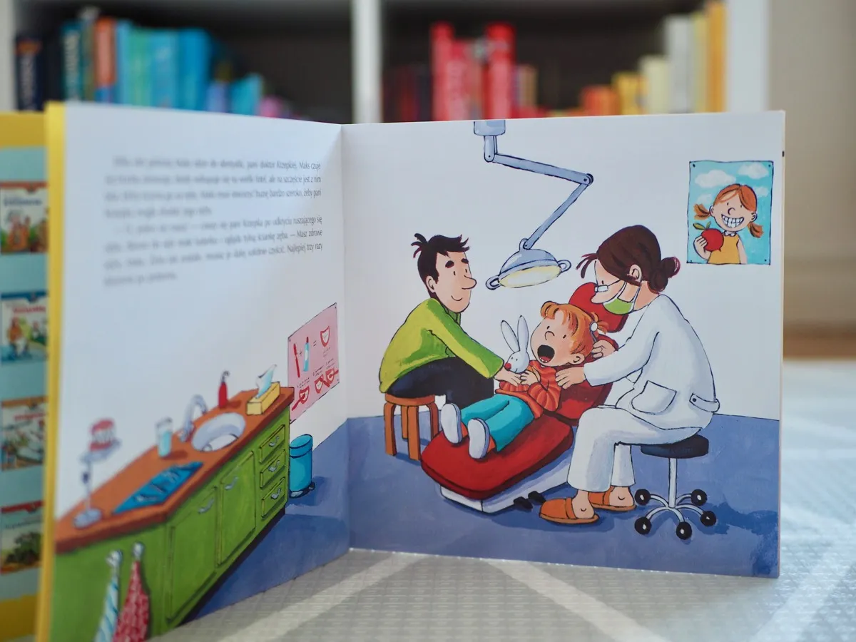 Dziecko czytające książkę o dentyście