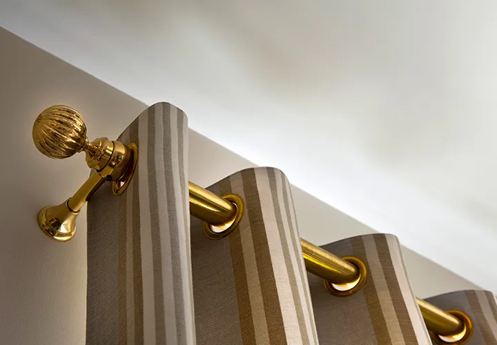 różne rodzaje haczyków do zasłon i karniszy