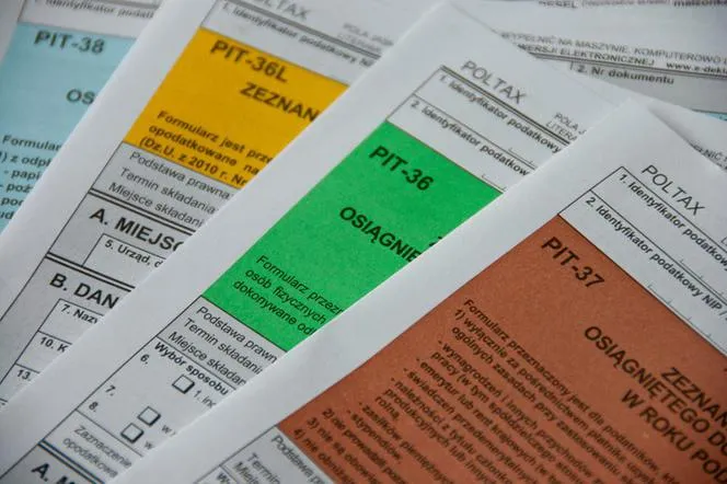 Stos różnych formularzy PIT