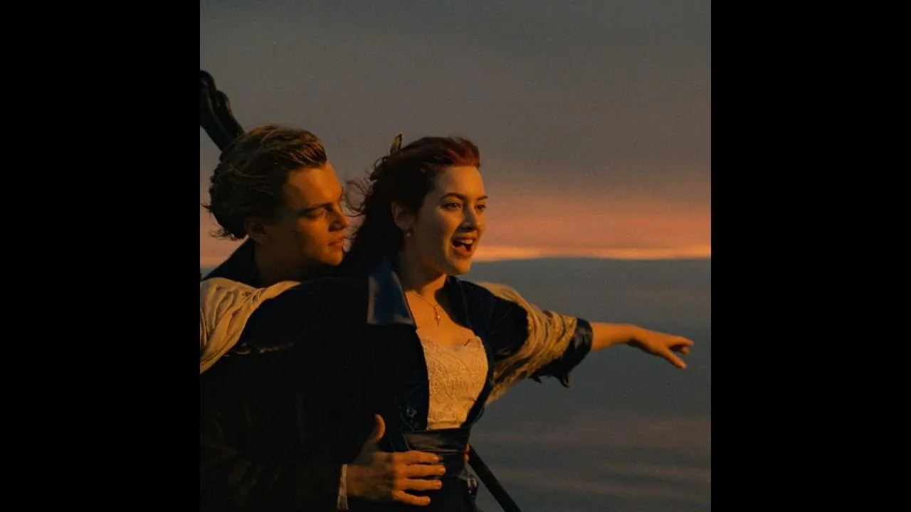 ikoniczna scena z klasycznego filmu romantycznego, np. Titanic