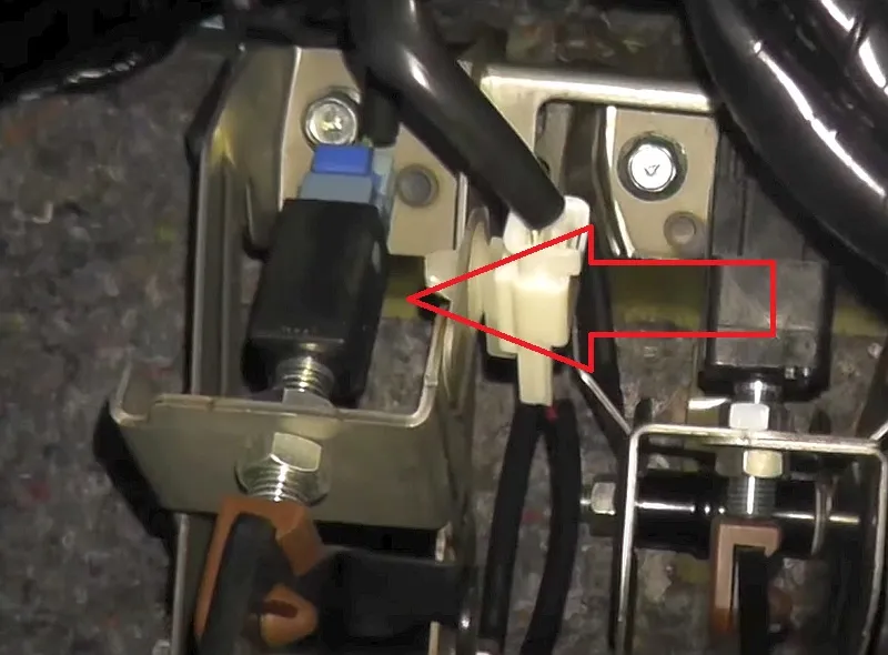 czujnik pedału sprzęgła lokalizacja