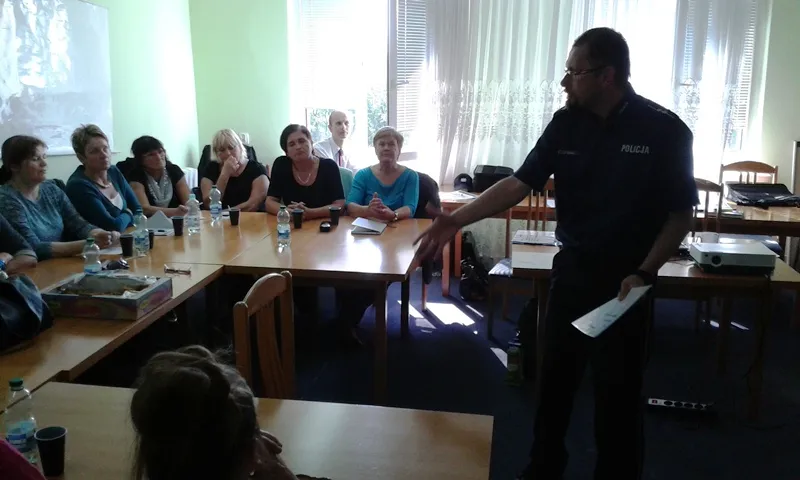 pracownik socjalny a policja